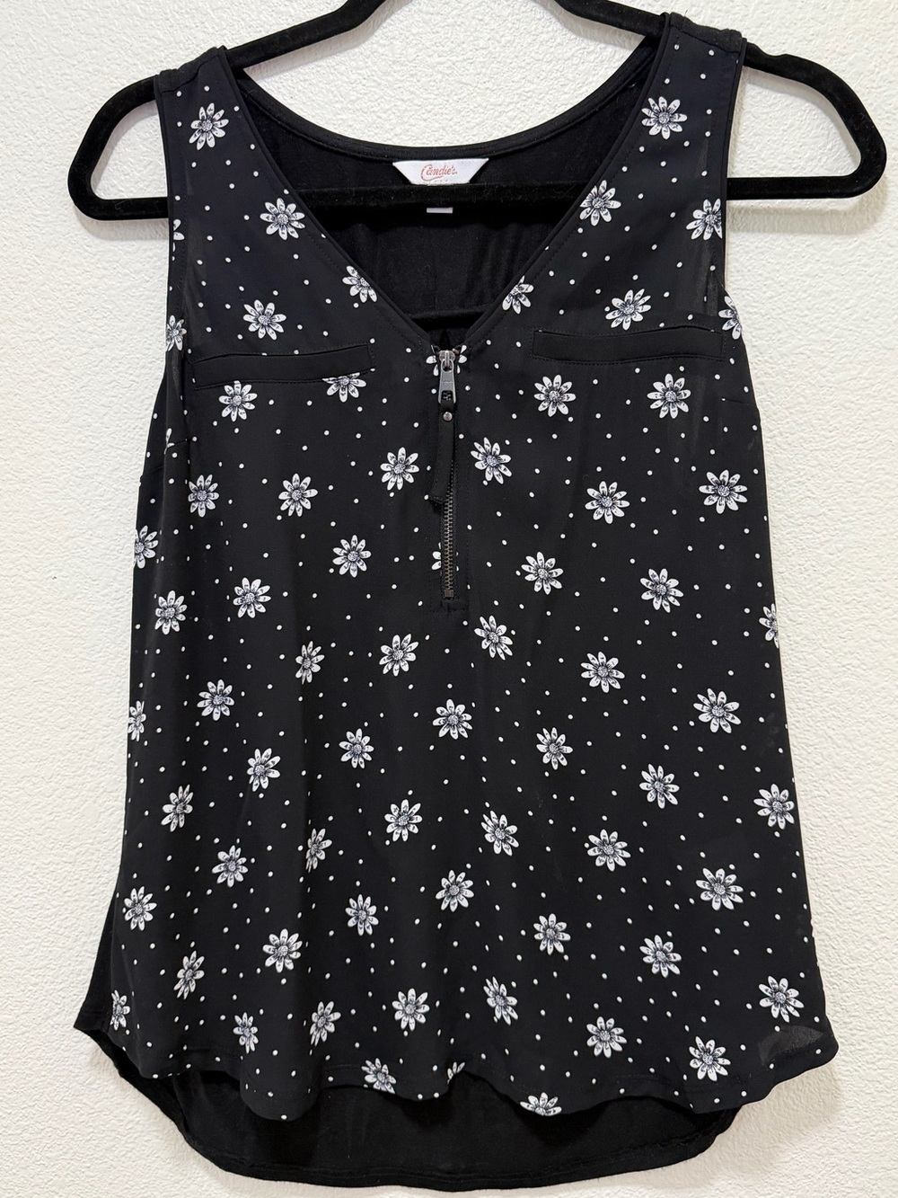 Candie's black and white floral print sleeveless blouse, small